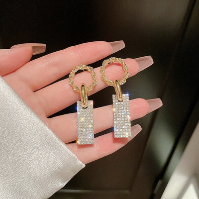 עגילי זירקוניה יוקרתיים בחדרי רחצה כסופים ונצנצים
